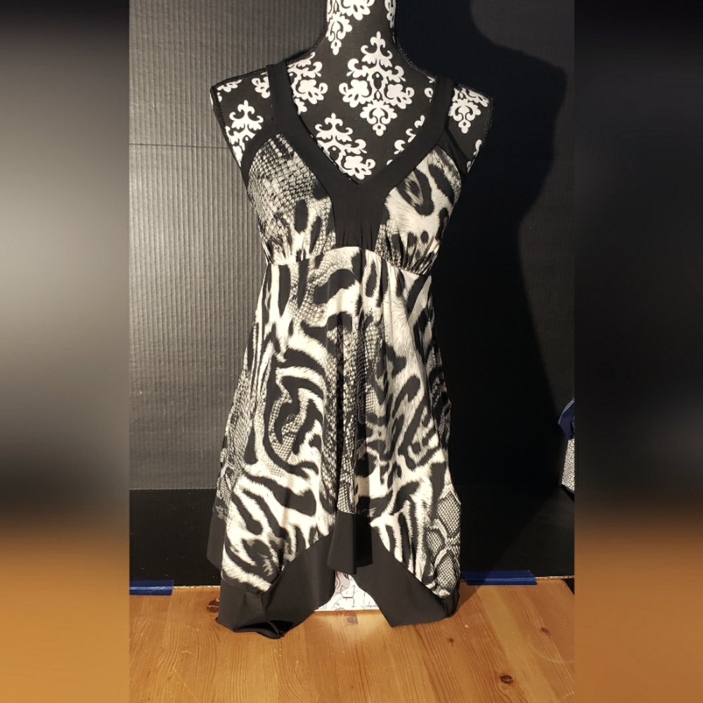 Suzy Shier Black & White Stretch Long Top. Size LG.